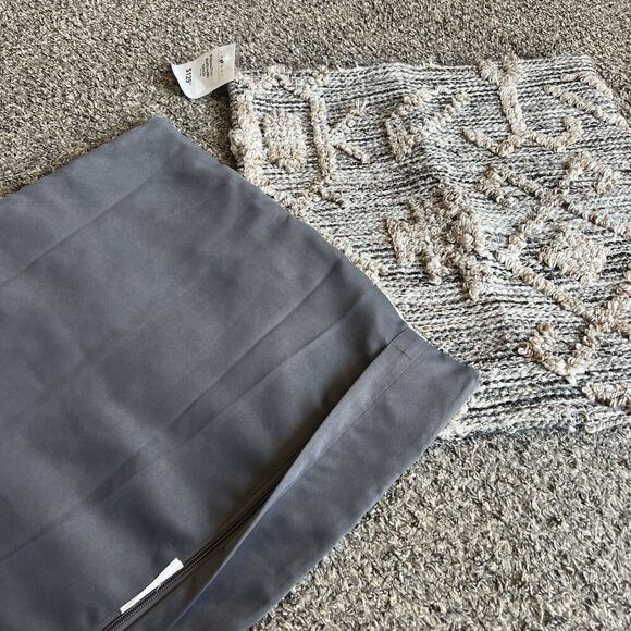 La Z Boy Woven Textured Gray Tan Throw Pillow Covers High Quality Set Of 2 New - Picture 4 of 5